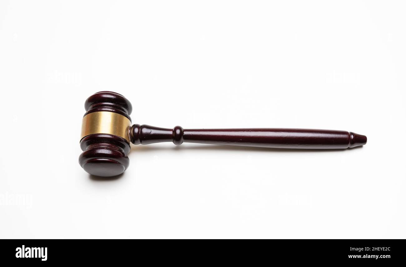 Richter gavel isoliert Ausschnitt auf weiß. Symbol für Auktion oder Gesetz, Holzhammer mit Bronzedetail über dem Schuss, Design-Element Stockfoto