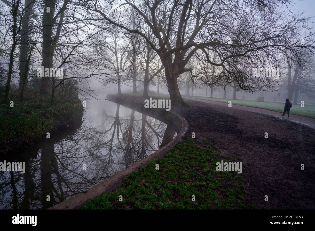 Morden Hall Park, London, Großbritannien. 13. Januar 2022. Starker Nebel vom Fluss Wandle und Nebel vor Sonnenaufgang im Morden Hall Park, einer Oase der Ruhe in einem Vorort im Südwesten Londons. Quelle: Malcolm Park/Alamy Live News. Stockfoto