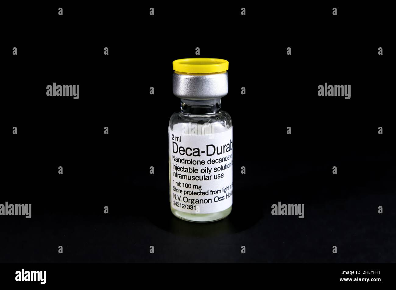 Spanien, Madrid, 01-13-2022, Ein Fläschchen mit flüssiger Substanz, das injiziert werden soll, ein anabole Steroide namens Nandrolone auf schwarzem Hintergrund Stockfoto