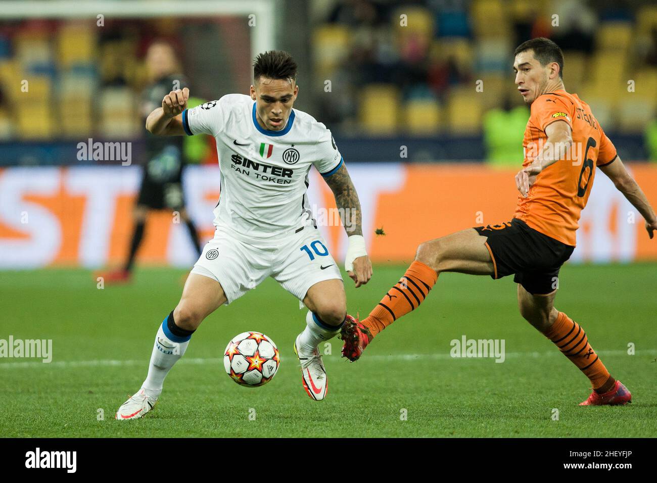 Ukraine, Kiew - 09. September 2021. Lautaro Martinez (Inter Mailand) und Taras Stepanenko (Shakhtar) während des Spiels zwischen FC Shakhtar Donezk und Mil Stockfoto