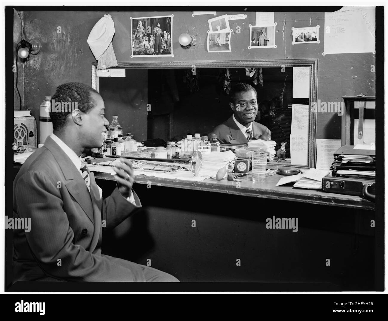 Porträt des Musikers Louis Armstrong, Aquarium, New York, N.Y., ca. Juli 1946. „Satchmo“-Porträt, in den Spiegel schauend. Foto von William Gottlieb. Stockfoto