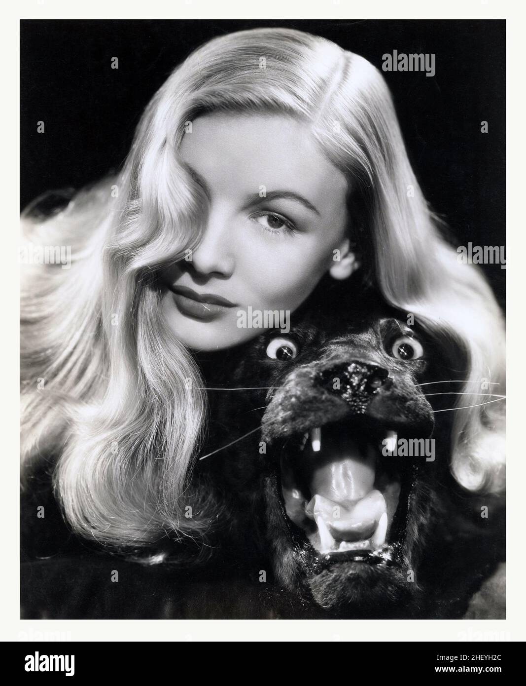 Veronica Lake von A.L. „Whitey“ Schafer (Paramount, 1943). Noch. Feat. Ein schwarzer Panther. Eingefärbt. Werbefoto. Stockfoto