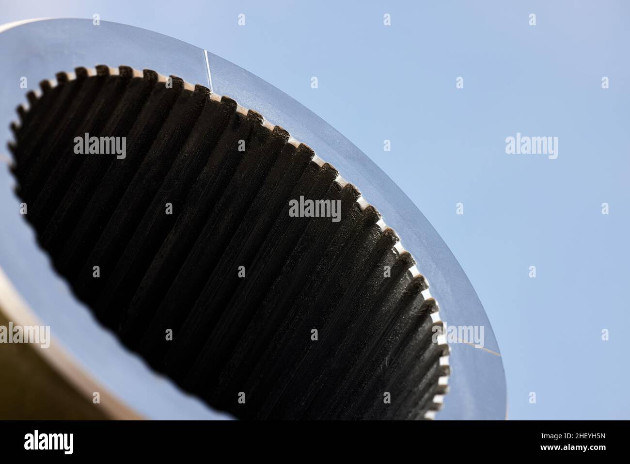 Große Waffe. Gezogene Waffen. Ein Abschnitt des Kanonenfasses mit Rifling. Tonnenartillerie. Große - Kaliber Kanone. Stockfoto