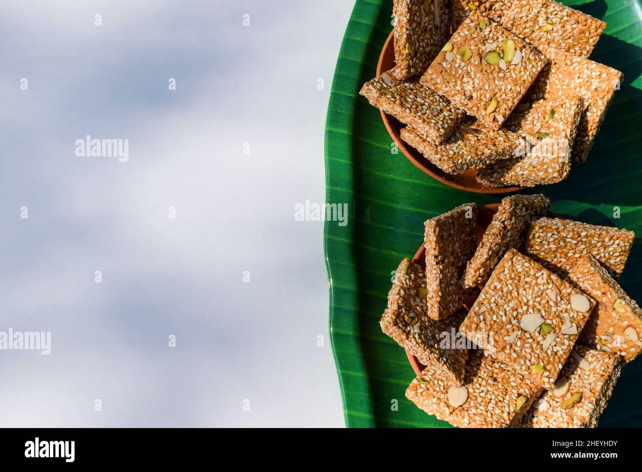 Badam Pista Gur Patti Gajak . Es besteht aus Zacken- und Sesamplatten mit Mandeln und Pistachhio Stockfoto