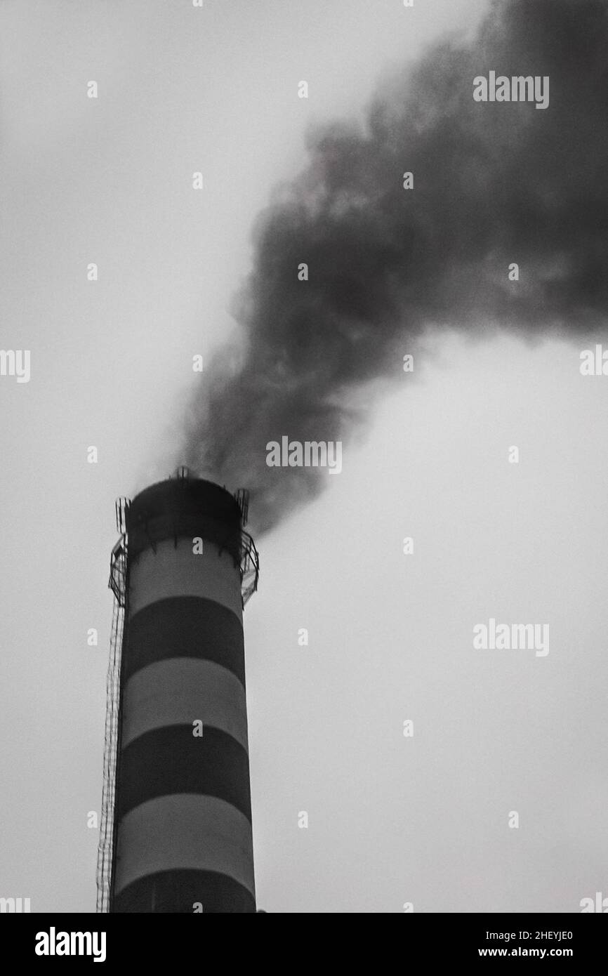 Umweltverschmutzung, Luft und Ökologie sind globale Probleme. Giftiger Rauch aus dem schmutzigen Schornstein einer Industrieanlage wird in das Atmo freigesetzt Stockfoto