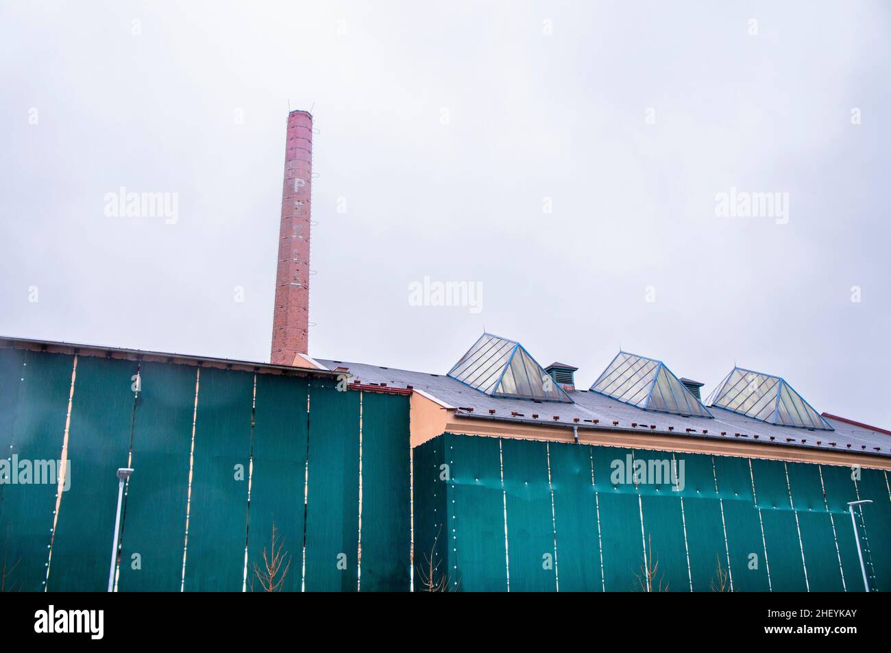 Der Fabrikschornstein auf dem Gelände der ehemaligen Textilfabrik Perla 01 in Usti nad Orlici, Tschechische Republik, 5. Januar 2022. (CTK Photo/Libor Sojka) Stockfoto