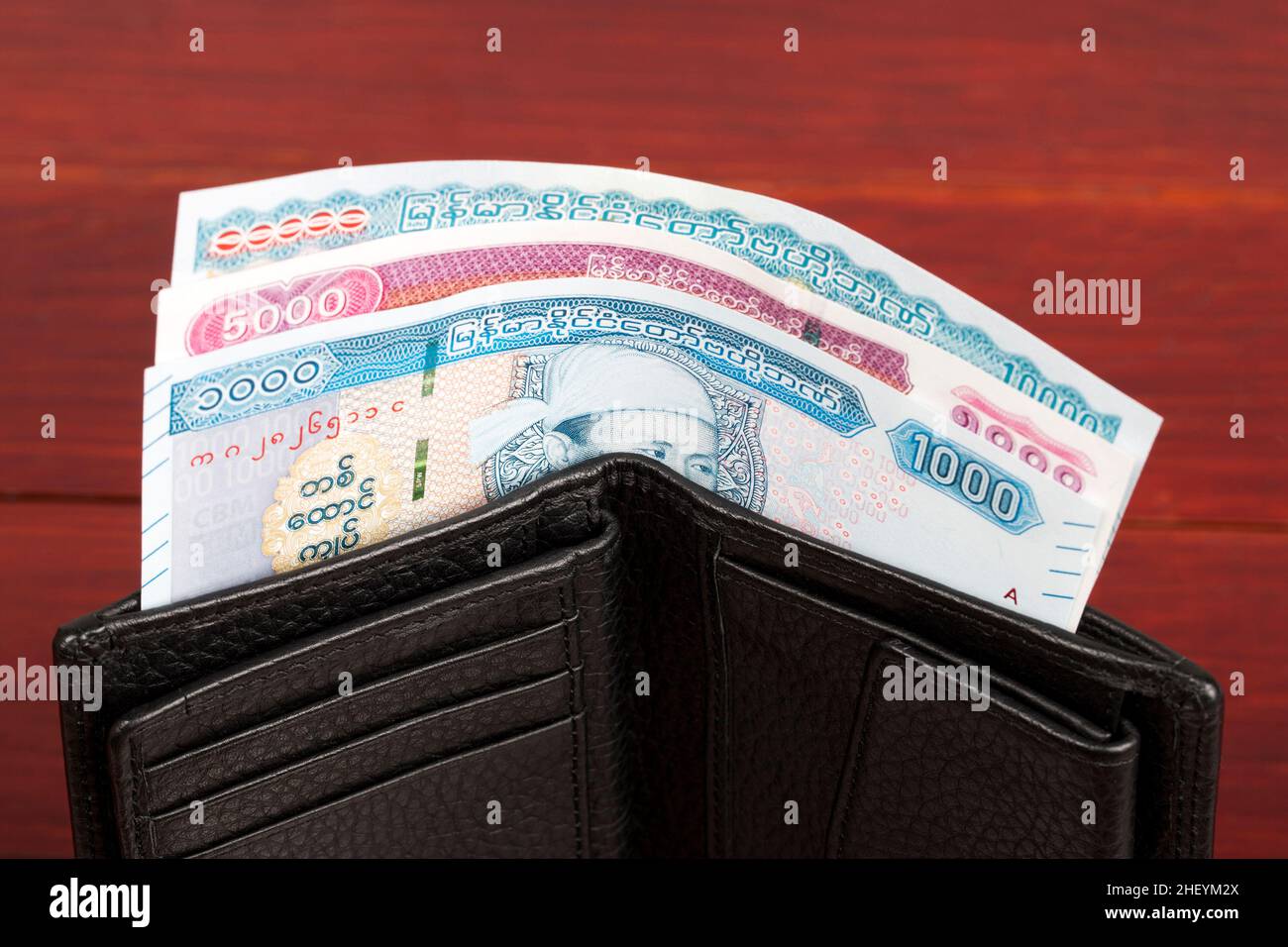 Myanmar Money - Kyat in der schwarzen Brieftasche Stockfoto