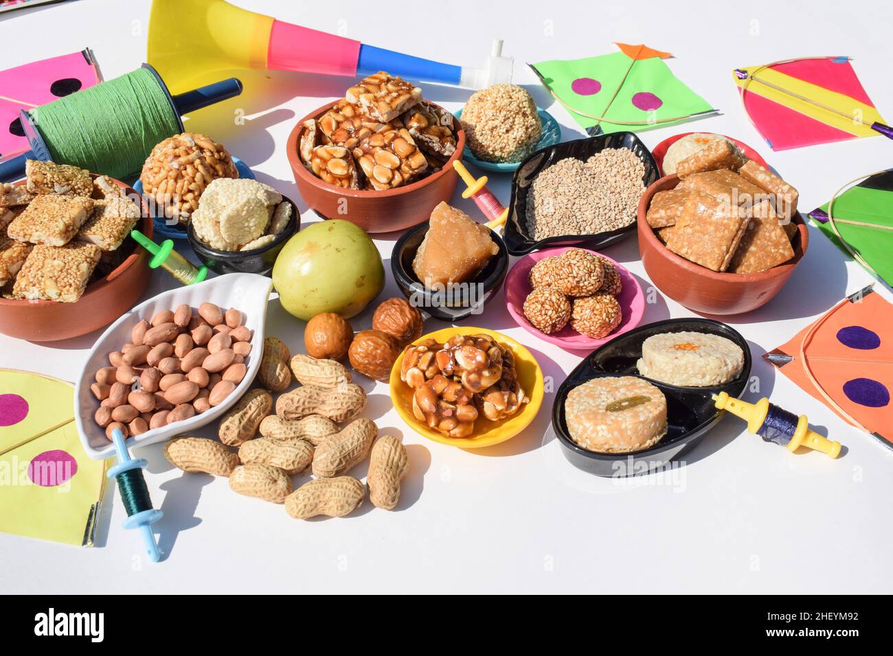 Makar sankranti Tapete mit Sankranti Festival spezielle Gerichte serviert und gegessen wie Peanut chikki, tilgul laddu, til baati, Bor Früchte, Erdnüsse, Stockfoto