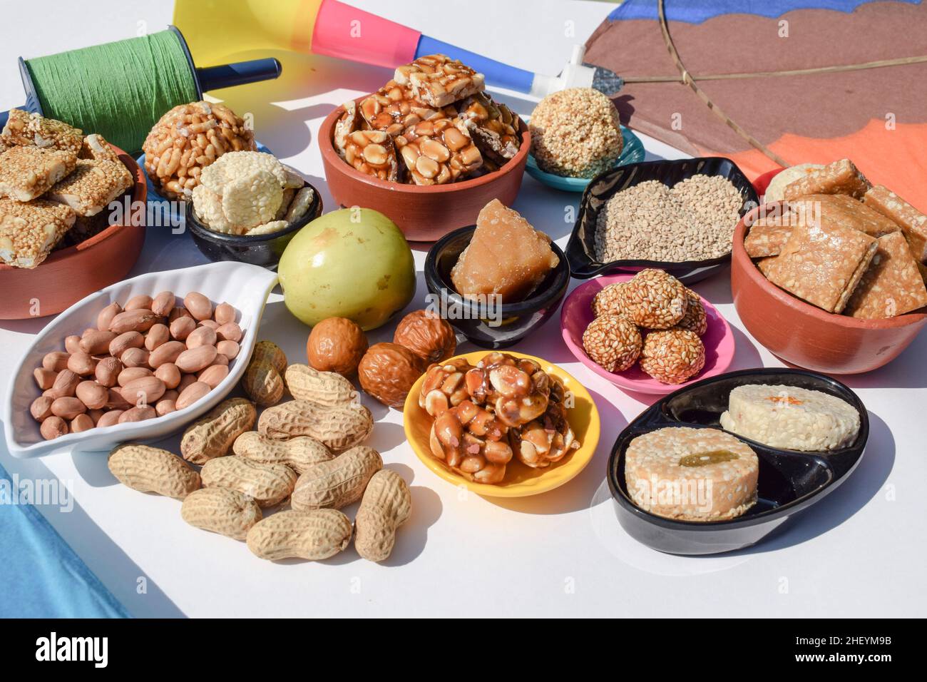 Makar sankranti Tapete mit Sankranti Festival spezielle Gerichte serviert und gegessen wie Peanut chikki, tilgul laddu, til baati, Bor Früchte, Erdnüsse, Stockfoto