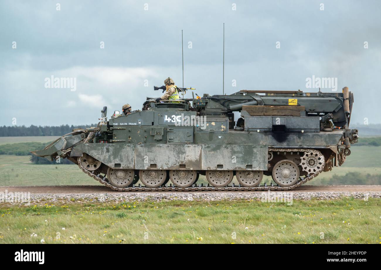 Nahaufnahme eines Panzerreparatur- und Bergefahrzeugs der British Army Challenger 2 (CRARRV) bei einer militärischen Trainingsübung in der salisbury-Ebene in wiltshire U Stockfoto