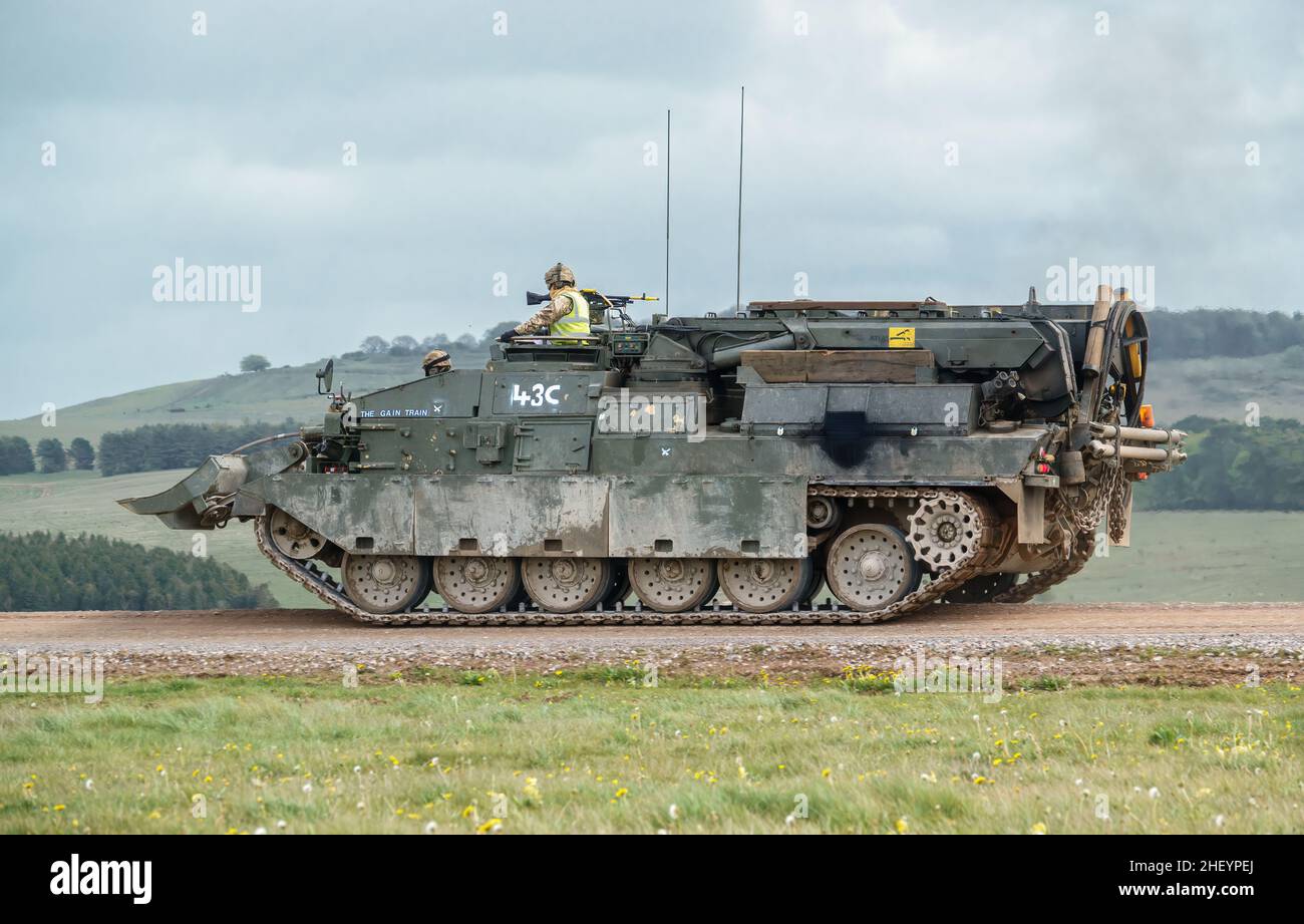 Nahaufnahme eines Panzerreparatur- und Bergefahrzeugs der British Army Challenger 2 (CRARRV) bei einer militärischen Trainingsübung in der salisbury-Ebene in wiltshire U Stockfoto