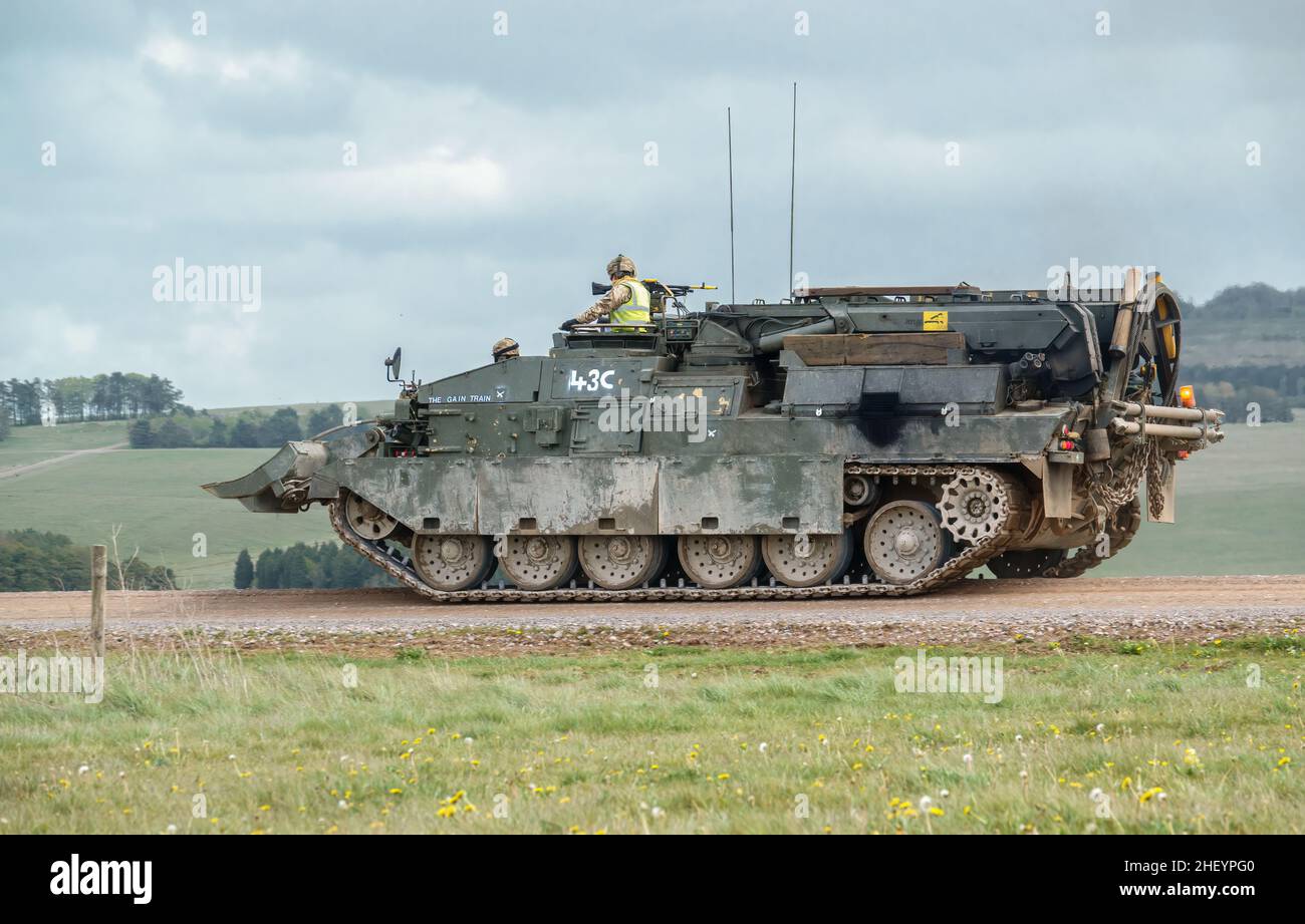 Nahaufnahme eines Panzerreparatur- und Bergefahrzeugs der British Army Challenger 2 (CRARRV) bei einer militärischen Trainingsübung in der salisbury-Ebene in wiltshire U Stockfoto