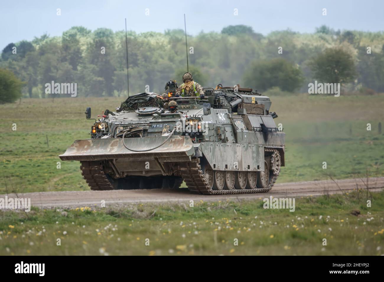 Nahaufnahme eines Panzerreparatur- und Bergefahrzeugs der British Army Challenger 2 (CRARRV) bei einer militärischen Trainingsübung in der salisbury-Ebene in wiltshire U Stockfoto