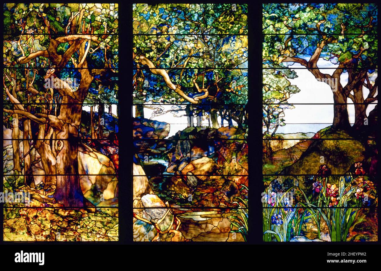 Eine bewaldete Landschaft in drei Tafeln, Glasmalerei von Louis Comfort Tiffany, um 1905 Stockfoto