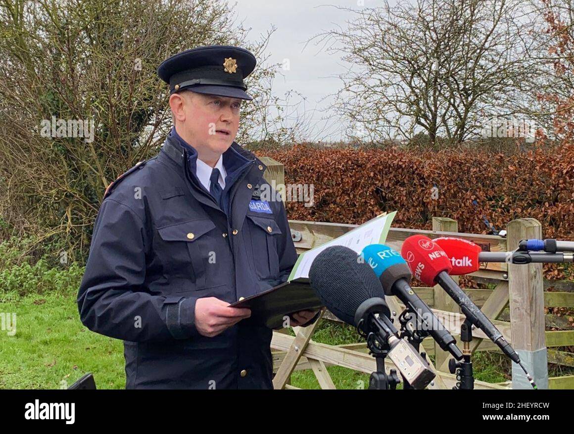 Superintendent Eamonn Curley spricht mit den Medien in der Nähe der Szene in Tullamore, Co Offaly, nachdem am Mittwochabend eine junge Frau, die lokal als Ashling Murphy bezeichnet wurde, getötet wurde. Sie starb nach einem Angriff, während sie am Mittwoch um 4pm Uhr am Kanalufer in Capphängen joggte. Bilddatum: Donnerstag, 13. Januar 2022. Stockfoto