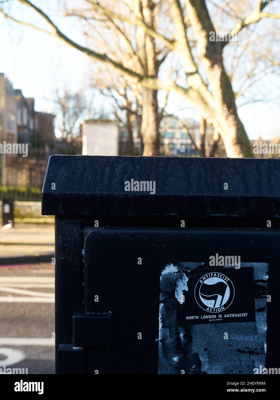 Politischer Ausdruck auf den Straßen von London, Großbritannien - Ein linker antifaschistischer Aufkleber auf der Seite einer Kommunikationsbox in der Nähe eines Londoner Parks. Stockfoto