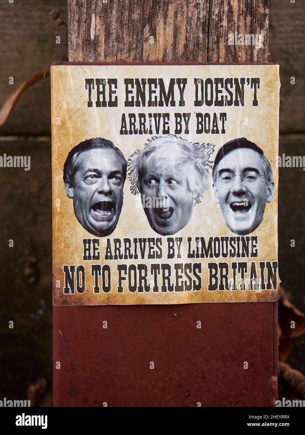 Politischer Ausdruck auf den Straßen von London, Großbritannien - Ein Aufkleber, der an einem Zaunposten angebracht ist, um den Widerstand der Regierung gegen die Einwanderungspolitik auszudrücken. Stockfoto