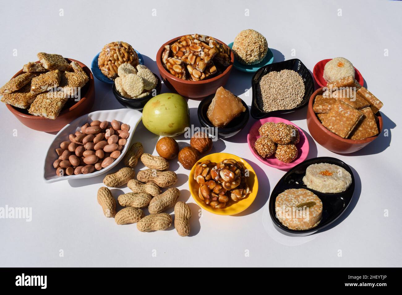 Makar sankranti Festival Traditionen des Servierens und Essens Peanut Chikki, Sesam laddu, til ladoo, indischer grüner Apfel ber, Bora, Erdnüsse. Und Stockfoto