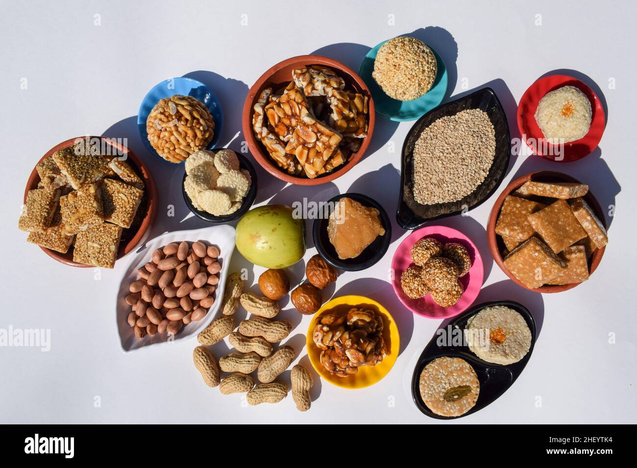 Makar sankranti Festival Traditionen des Servierens und Essens Peanut Chikki, Sesam laddu, til ladoo, indischer grüner Apfel ber, Bora, Erdnüsse. Und Stockfoto