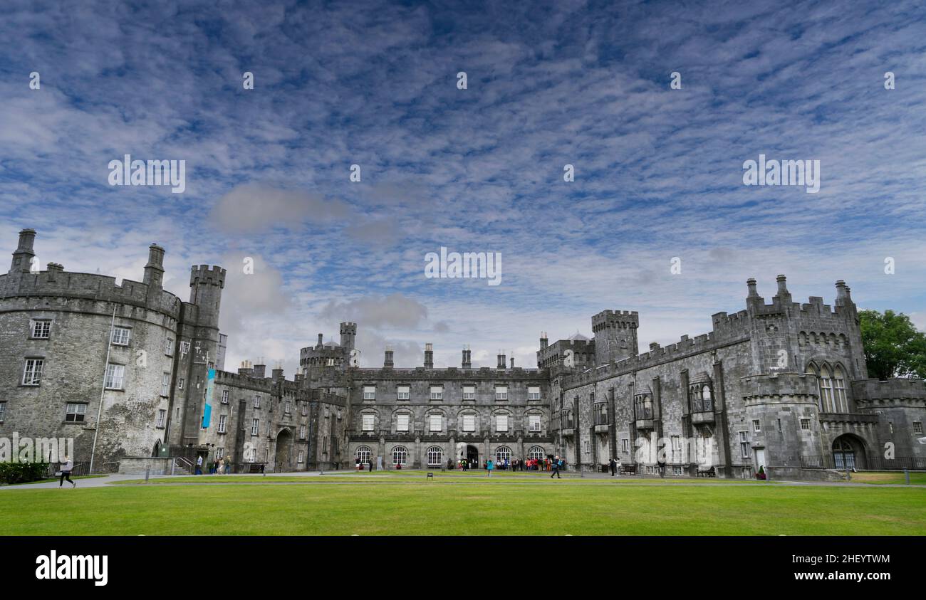 Panoramablick auf das mittelalterliche Schloss Kilkenny mit blauem Himmel und hellweißen Wolken. Erbaut im 12th. Jahrhundert. Stockfoto Panoramablick auf das mittelalterliche Schloss Kilkenny mit blauem Himmel und hellweißen Wolken. Erbaut im 12th. Jahrhundert. Stockfoto
