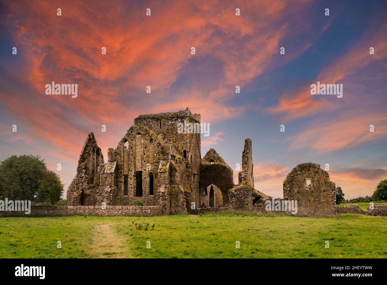 Ruinen der Hore Abbey bei Sonnenuntergang mit rötlichen Wolken, in der Nähe des irischen Dorfes Cashel. Erbaut von Benediktinermönchen im 13th. Jahrhundert. Stockfoto