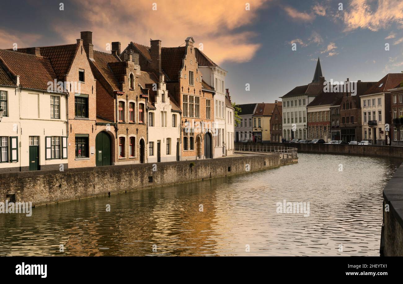 Straße in der mittelalterlichen belgischen Stadt Brügge bei Sonnenuntergang und durch einen der Kanäle überquert. Stockfoto