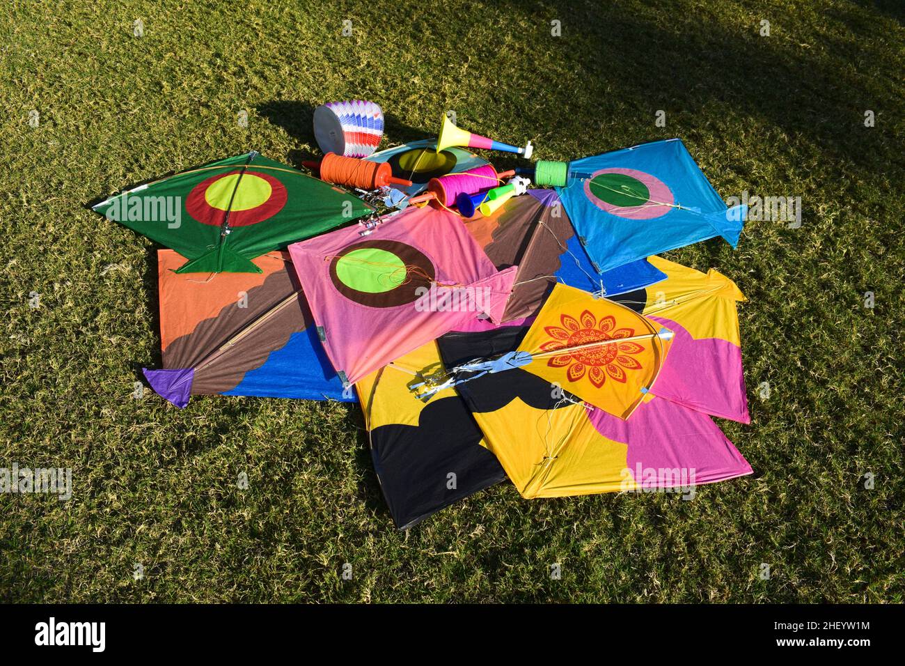 Sankranti Kites Patang fliegen im Freien. Bunte Drachen während des Drachenfestes. Festlichkeiten des Makar sankranti. Drachen auf dem Boden Stockfoto