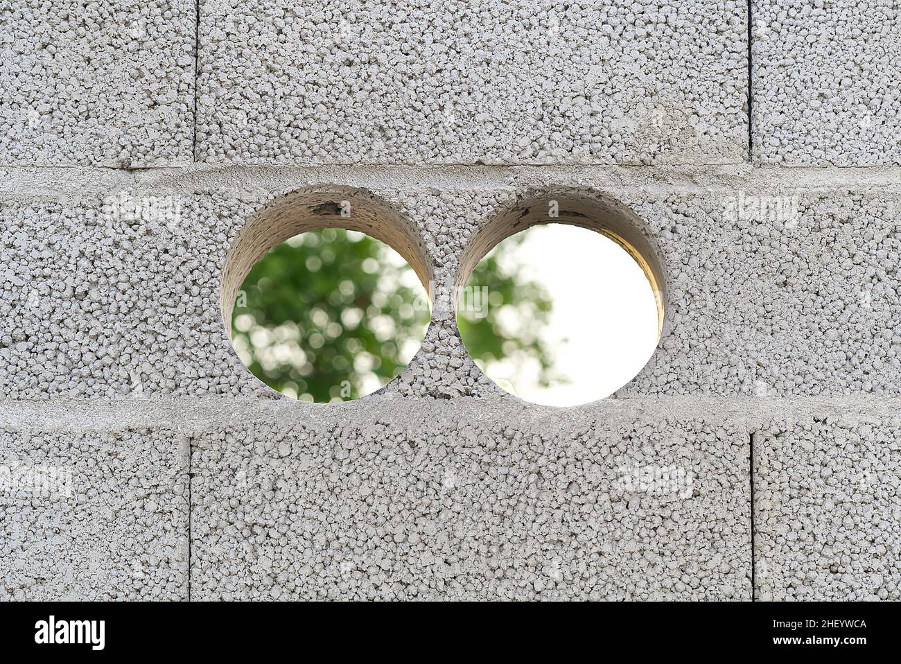 Löcher für Lüftungsrohre in der Wand. Rekuperator hlk-Installation. Loch in der Betonwand. Nahaufnahme der Seitenansicht. Stockfoto