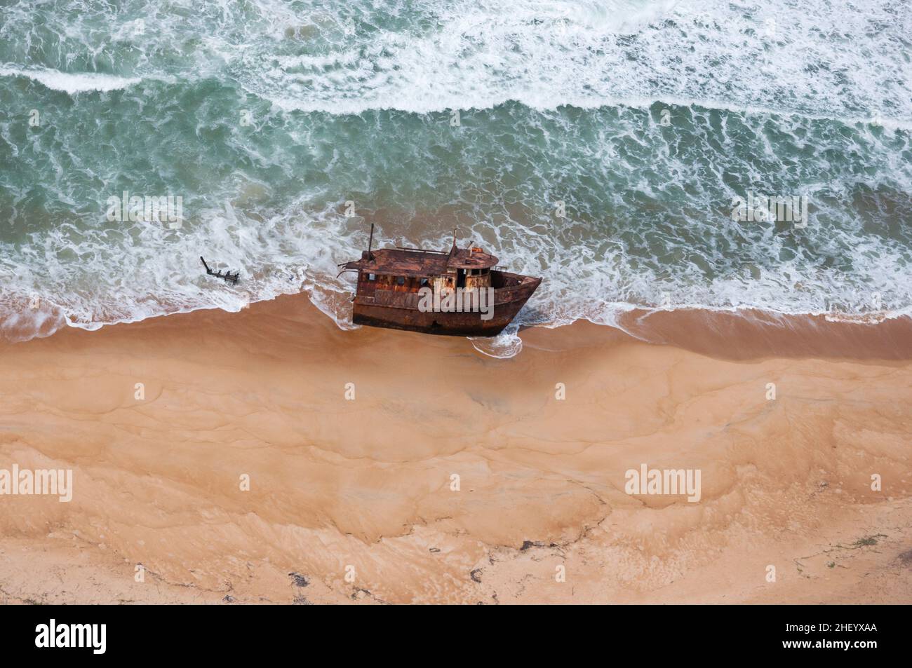 Als ich von Monrovia nach Freetown flog, konnte ich dieses Bild des Bogens eines Schiffes festhalten, das auf einem einsamen Strandabschnitt verlassen wurde. Sierra Leone 2011. Stockfoto