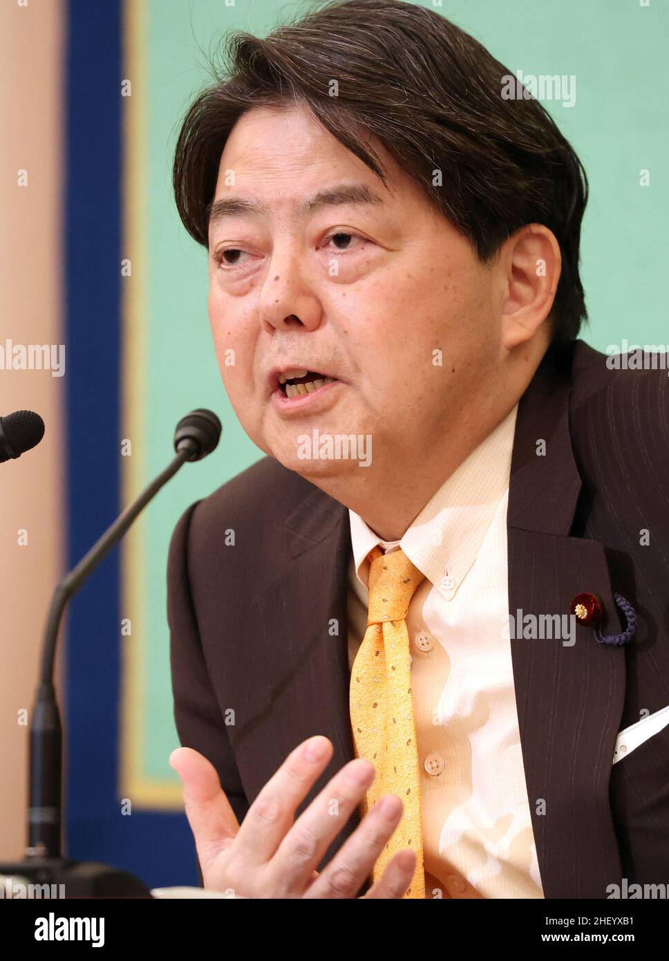 Tokio, Japan. 13th Januar 2022. Der japanische Außenminister Yoshimasa Hayashi spricht am Donnerstag, den 13. Januar 2022, im Japan National Press Club in Tokio. Hayashi räumte ein, dass die jüngsten COVID-19-Haufen möglicherweise von US-Militärstützpunkten verursacht wurden. Er sagte, es sei nicht notwendig, Japan-USA zu revidieren State of Forces Agreement (SOFA). Quelle: Yoshio Tsunoda/AFLO/Alamy Live News Stockfoto