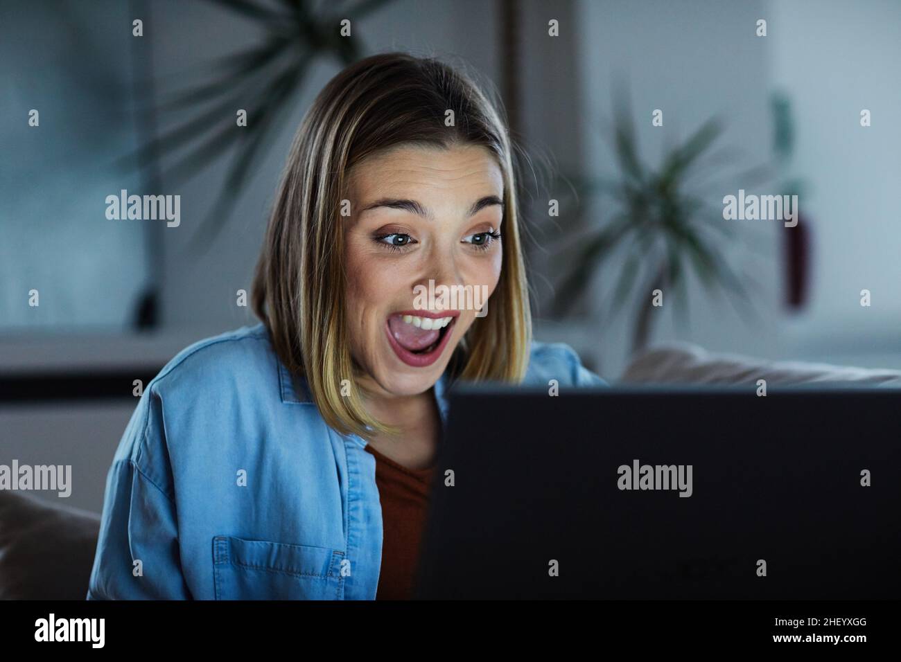 Laptop Computer Frau Mädchen glücklich Technologie junge schöne Studentin überrascht Nacht Licht Internet-Film Stockfoto