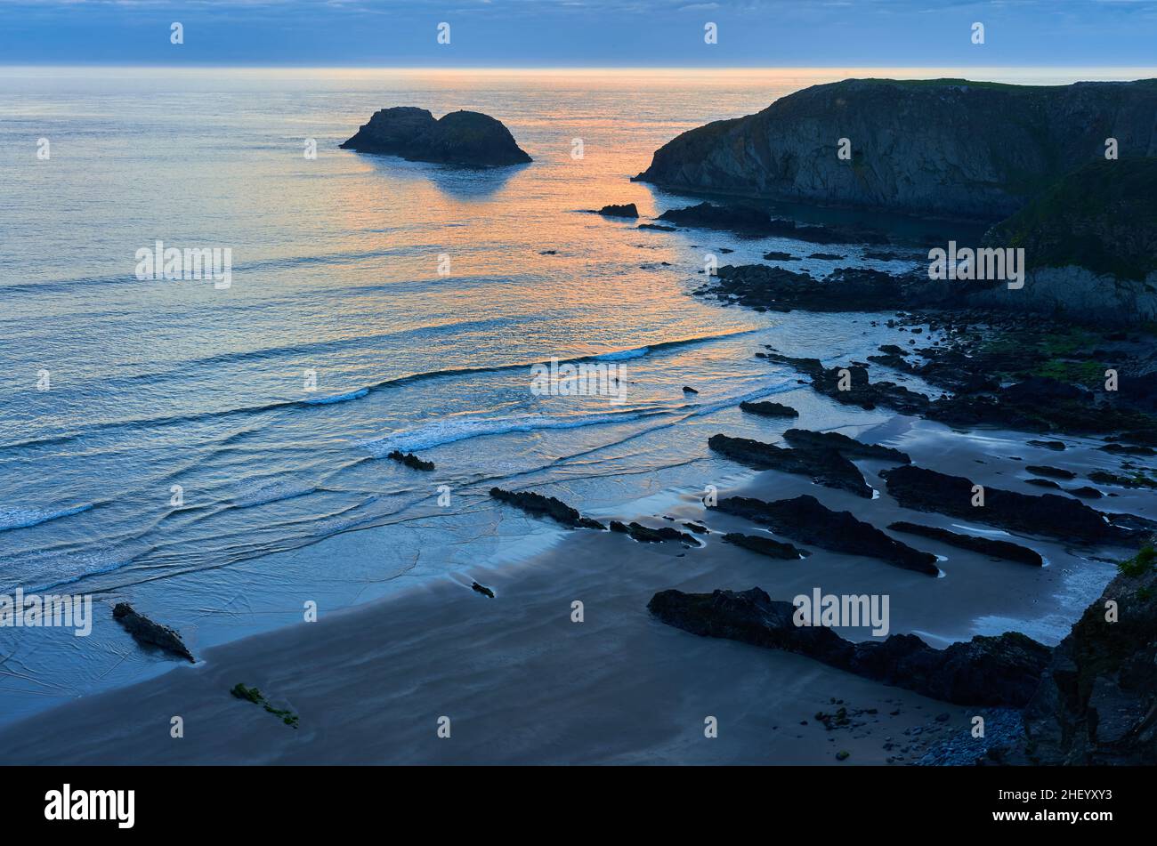 Die Zwillingsinseln von Cerrig Gwylan vor Llyfn auf dem Wales Coast Path in Pembrokeshire UK bei Sonnenuntergang Stockfoto