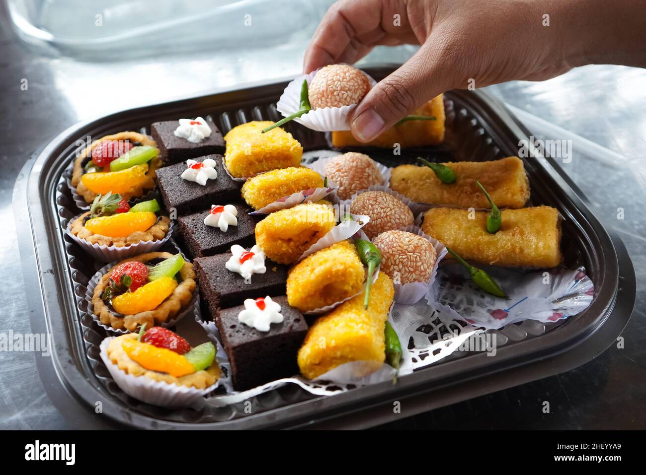 Marktsnacks, die auf traditionellen Lebensmittelmärkten in Indonesien verkauft werden. Stockfoto