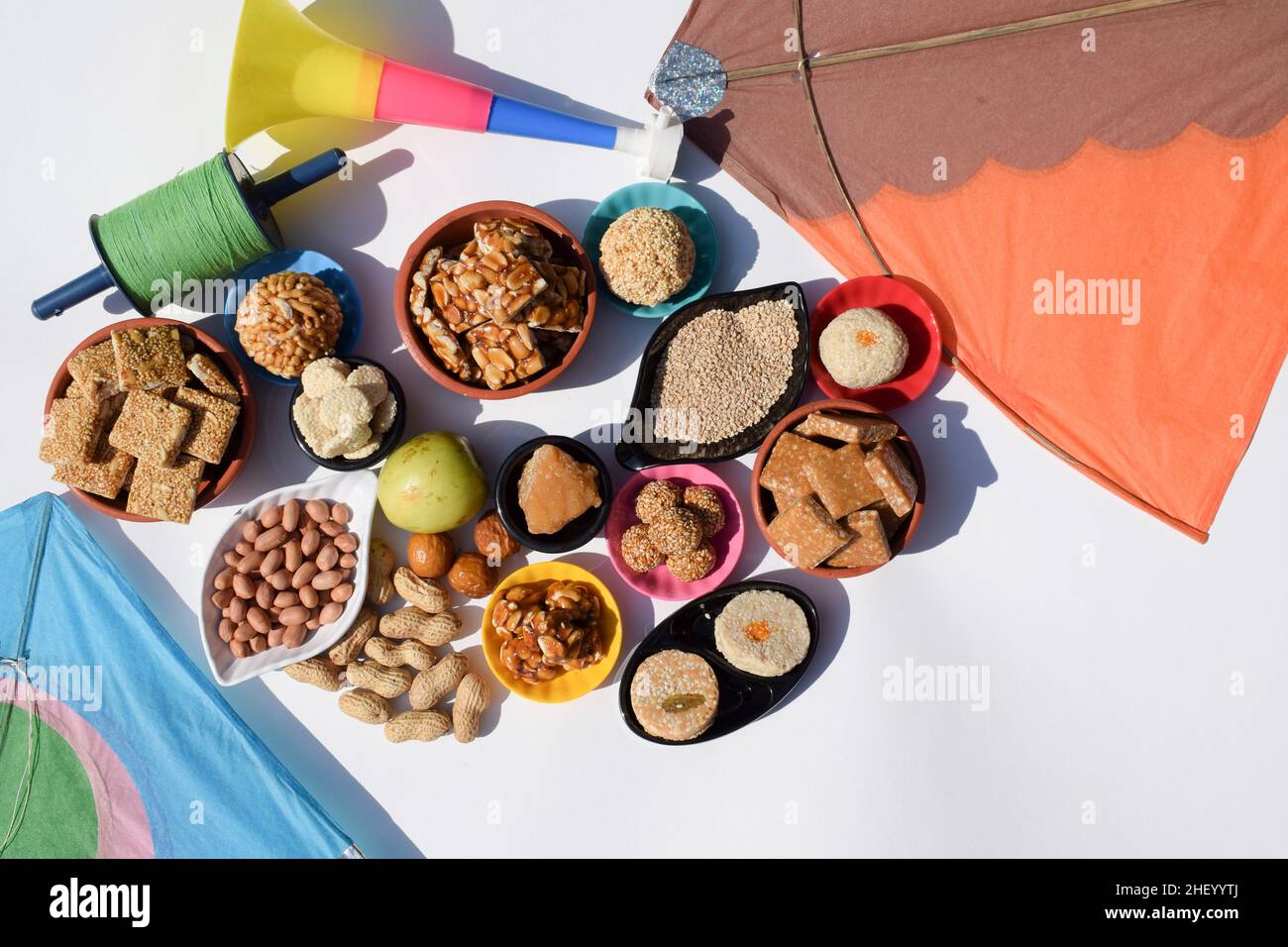 Makar sankranti Tapete mit Sankranti Festival spezielle Gerichte serviert und gegessen wie Peanut chikki, tilgul laddu, til baati, Bor Früchte, Erdnüsse, Stockfoto