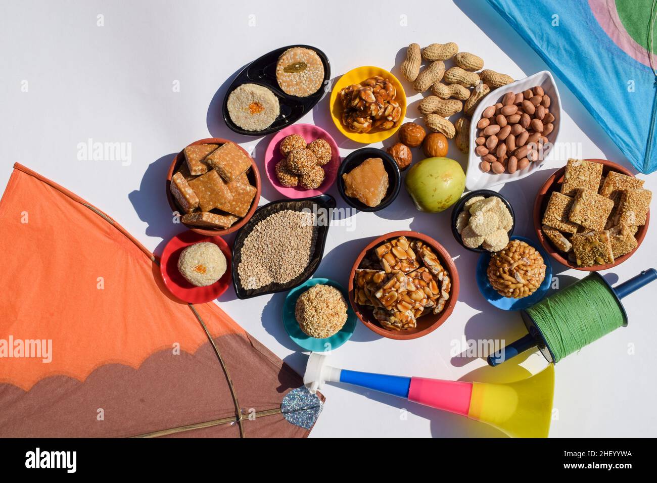 Makar sankranti Tapete mit Sankranti Festival spezielle Gerichte serviert und gegessen wie Peanut chikki, tilgul laddu, til baati, Bor Früchte, Erdnüsse, Stockfoto
