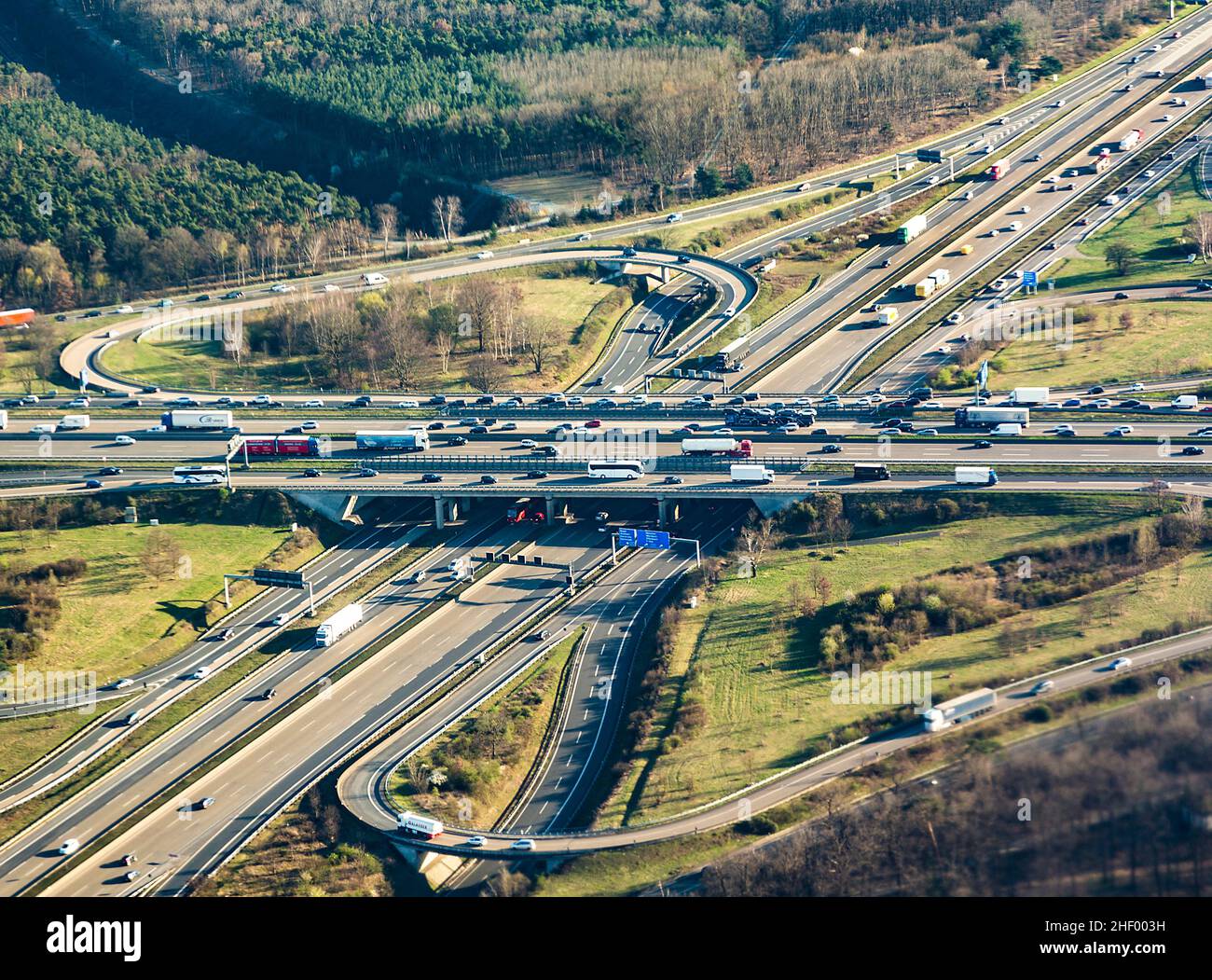 autobahn am frankfurter kreuz am Nachmittag mit viel Verkehr Stockfoto