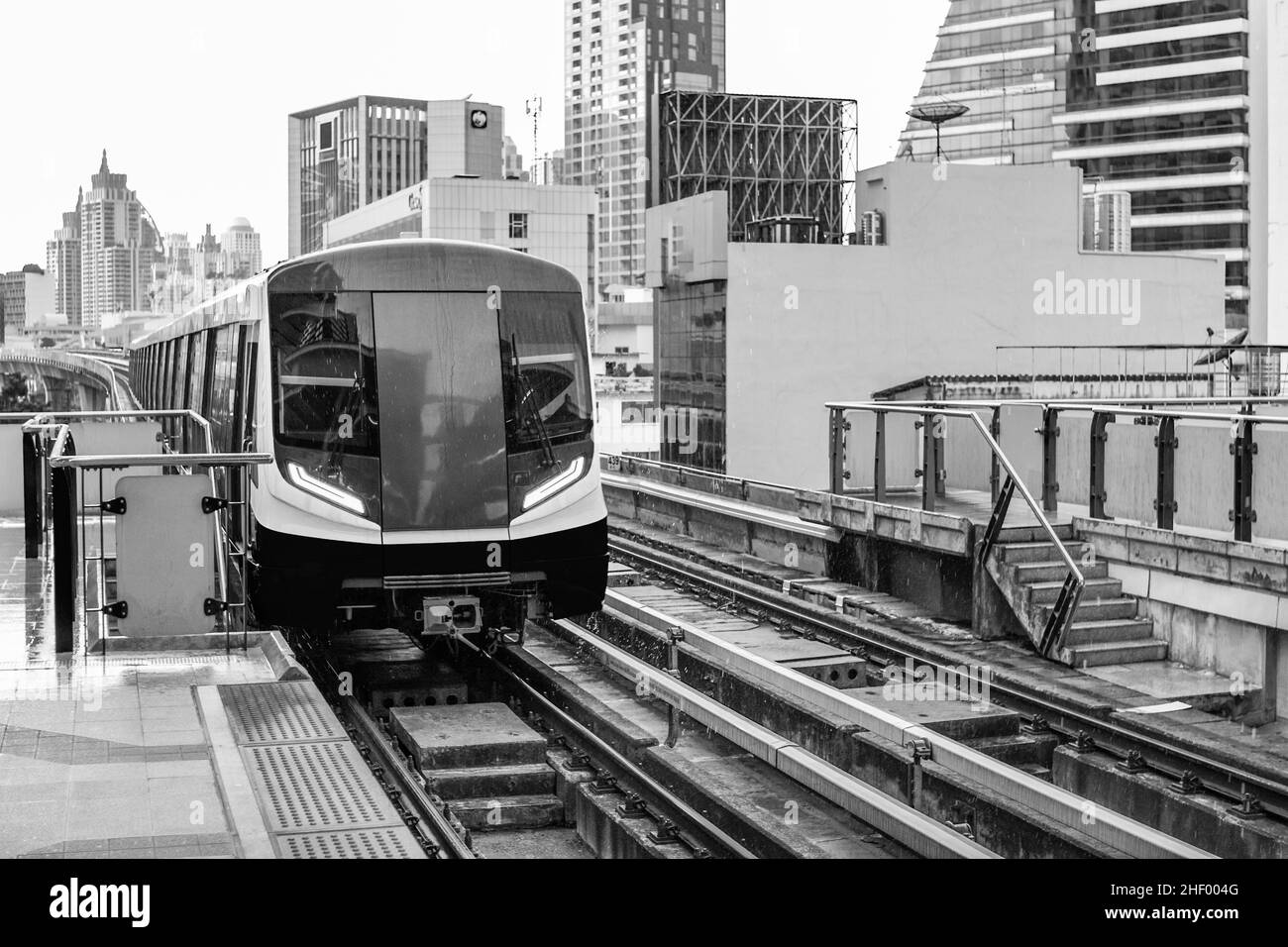 Der Skytrain und das Stadtbild in Bangkok, Thailand, Südostasien Stockfoto