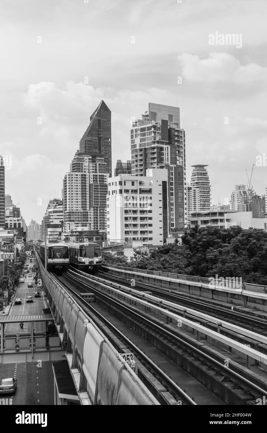 Der Skytrain und das Stadtbild in Bangkok, Thailand, Südostasien Stockfoto