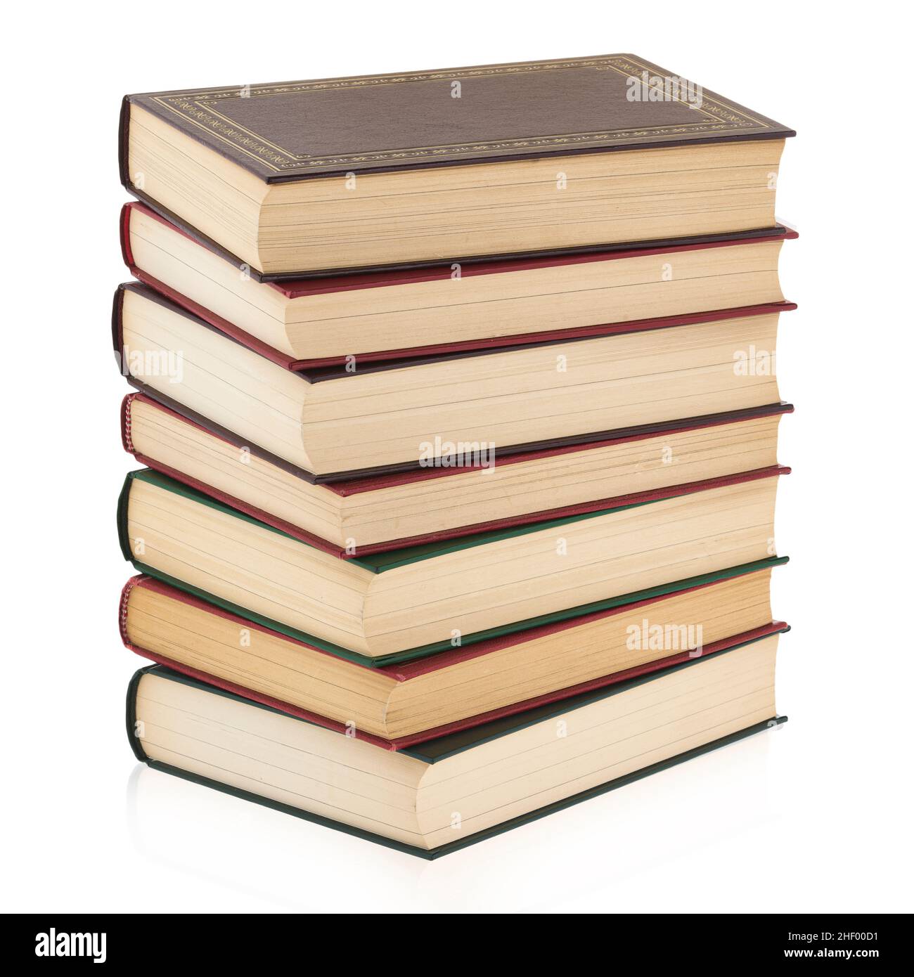 Gestapelte Bücher vor weißem Hintergrund Stockfoto