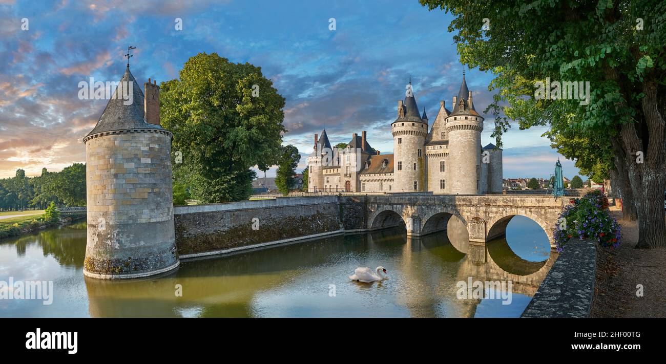 Der Château de Sully-sur-Loire (1560–1641) und sein Graben. Sully-sur-Loire, Centre-Val de Loire, Frankreich. Die château war der Sitz des Herzogs von Sully, Stockfoto