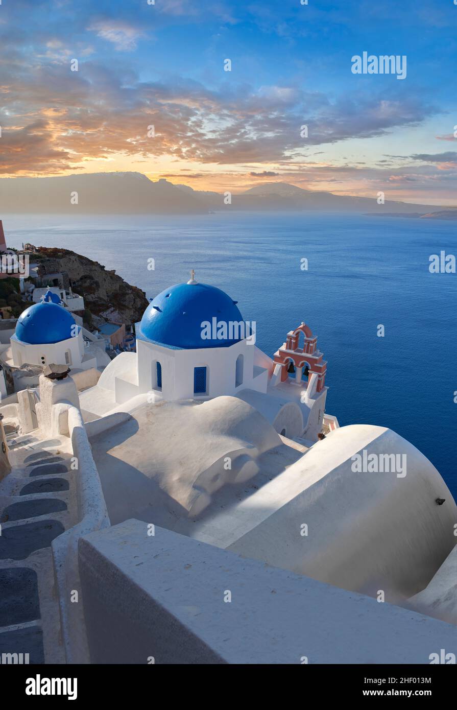 Sonnenuntergang über der traditionellen Griechisch-orthodoxen Kirchen von Oia (Ia), Kykladen Insel Thira, Santorini, Griechenland. Die Siedlung Oia hatten. Stockfoto