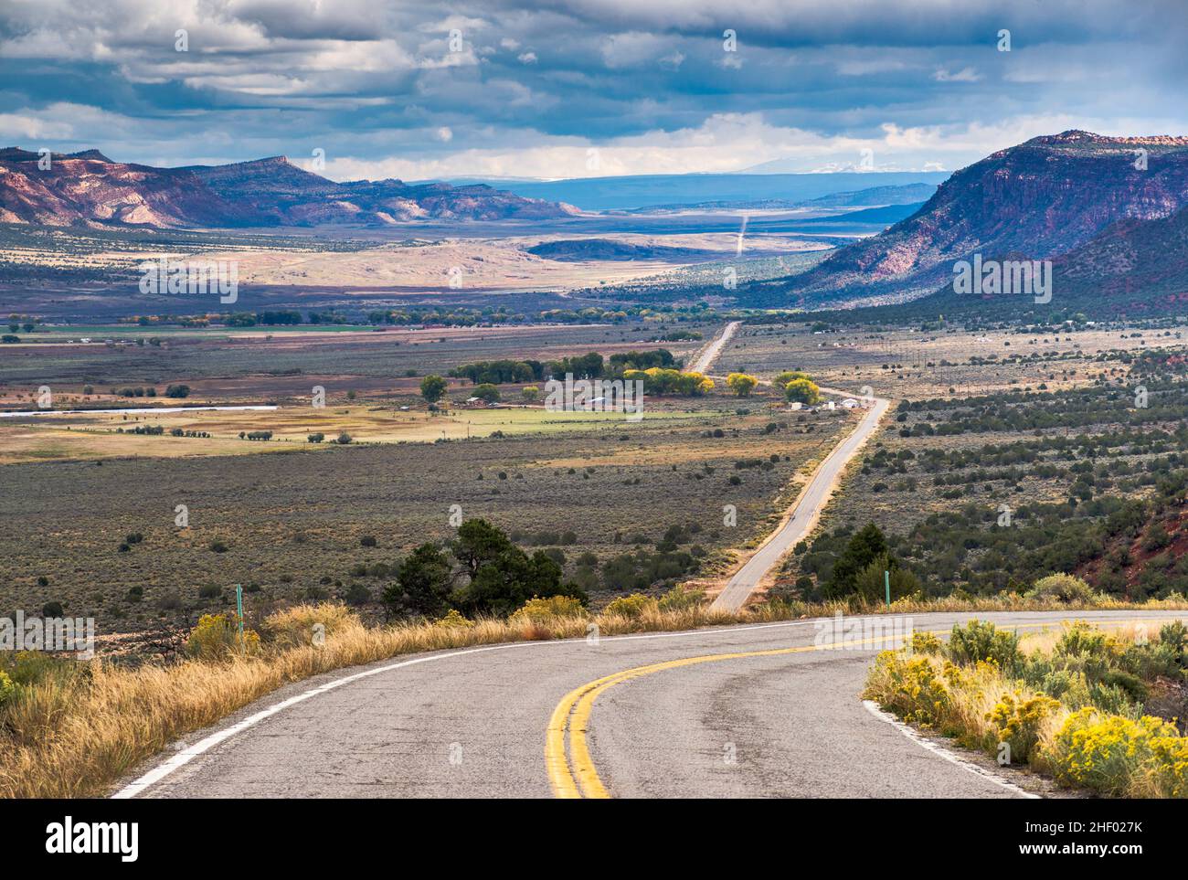 Paradox Creek Valley, San Juan Berge in der Ferne, 75 Meilen oder 120 km SE, Blick vom Highway 90, in der Nähe der Stadt Grundgestein, Colorado, USA Stockfoto