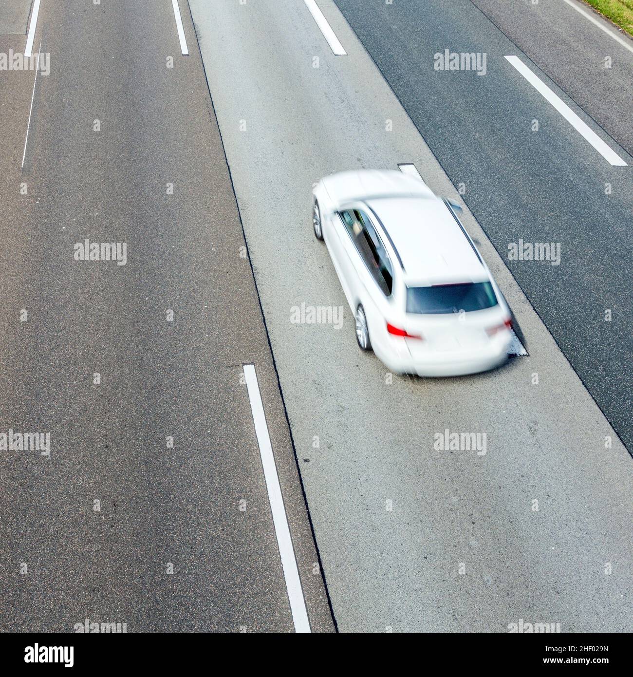 Autobahnmuster in Deutschland mit weißen Linienmarkierungen Stockfoto