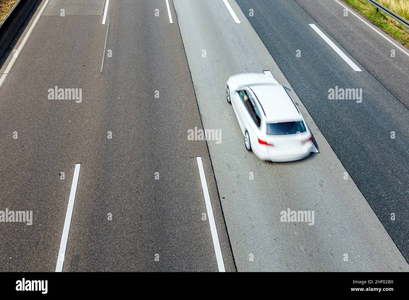 Autobahnmuster in Deutschland mit weißen Linienmarkierungen Stockfoto