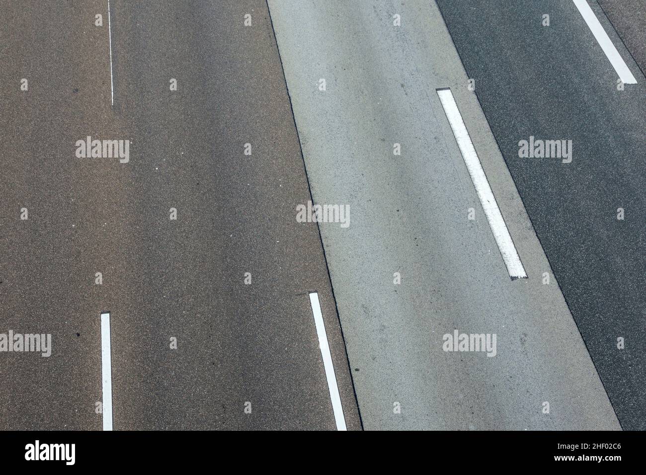 Autobahnmuster in Deutschland mit weißen Linienmarkierungen Stockfoto