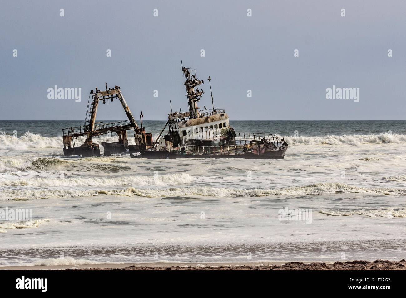 Altes Schiffswrack am Strand in Walvisbay Stockfoto