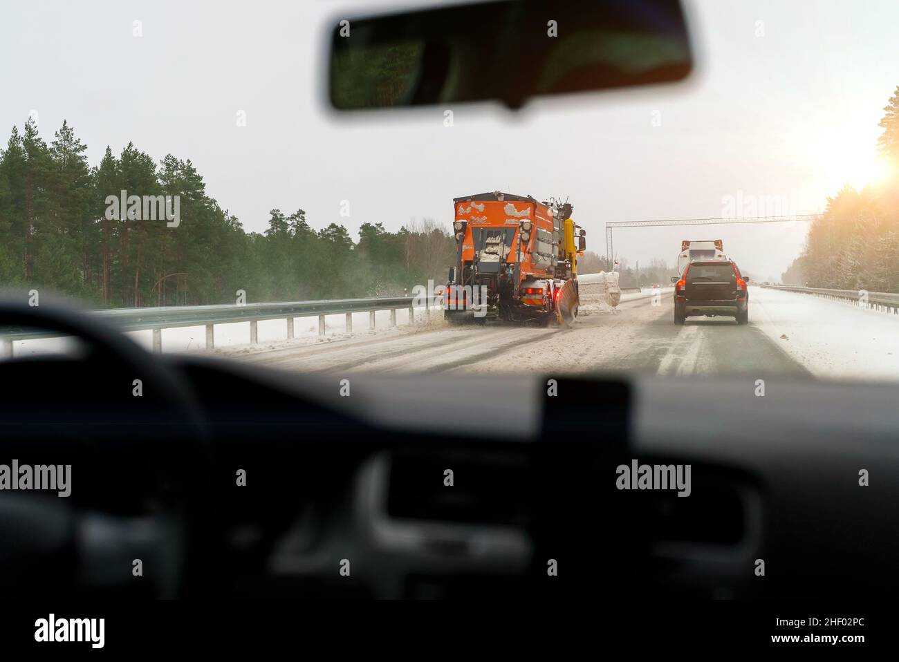 Schwierige Wetterbedingungen auf der Straße. Schneepflüge räumen die Strecke. Stockfoto