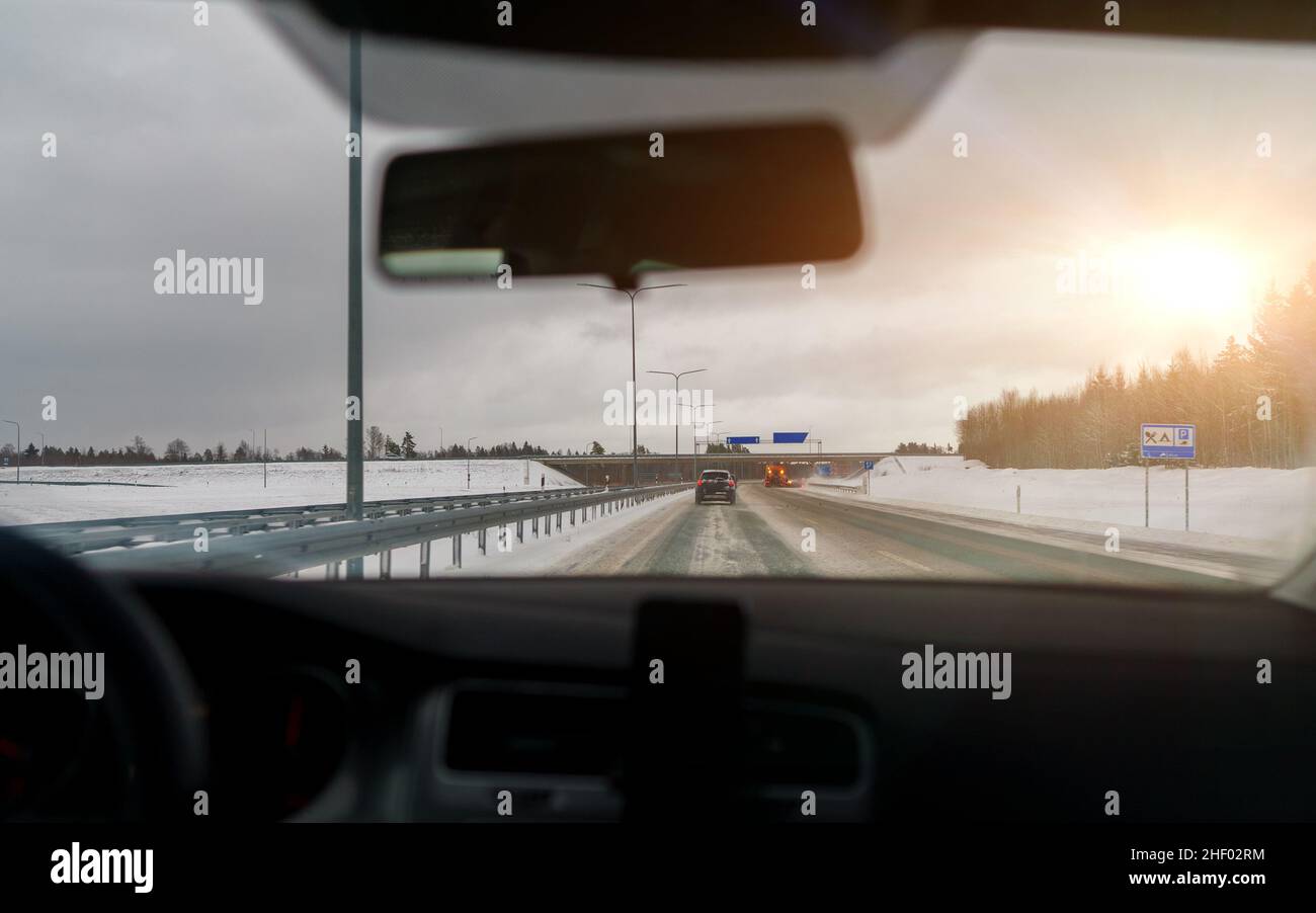 Schwierige Wetterbedingungen auf der Straße. Schneepflüge räumen die Strecke. Stockfoto