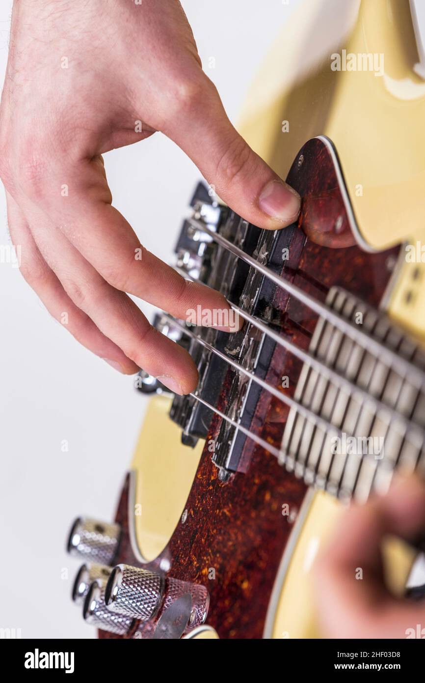 Detail der männlichen Hand spielen Bassgitarre Stockfoto