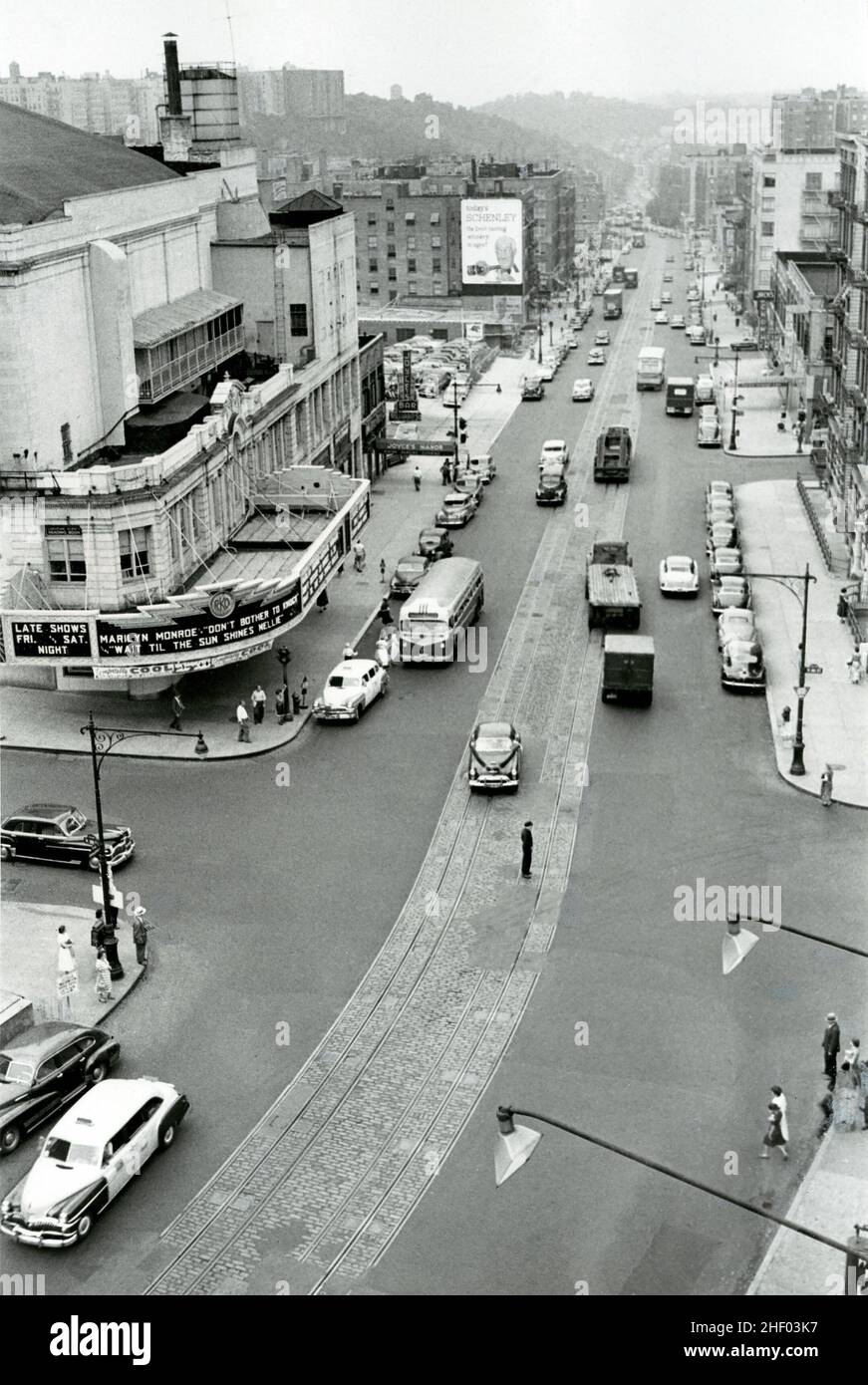 Luftaufnahme des Broadway nach Norden von der 181st St. gefüllt mit Autos und Fußgängern. August 1952. Marilyn Monroe Film im Kino an der Ecke. Stockfoto